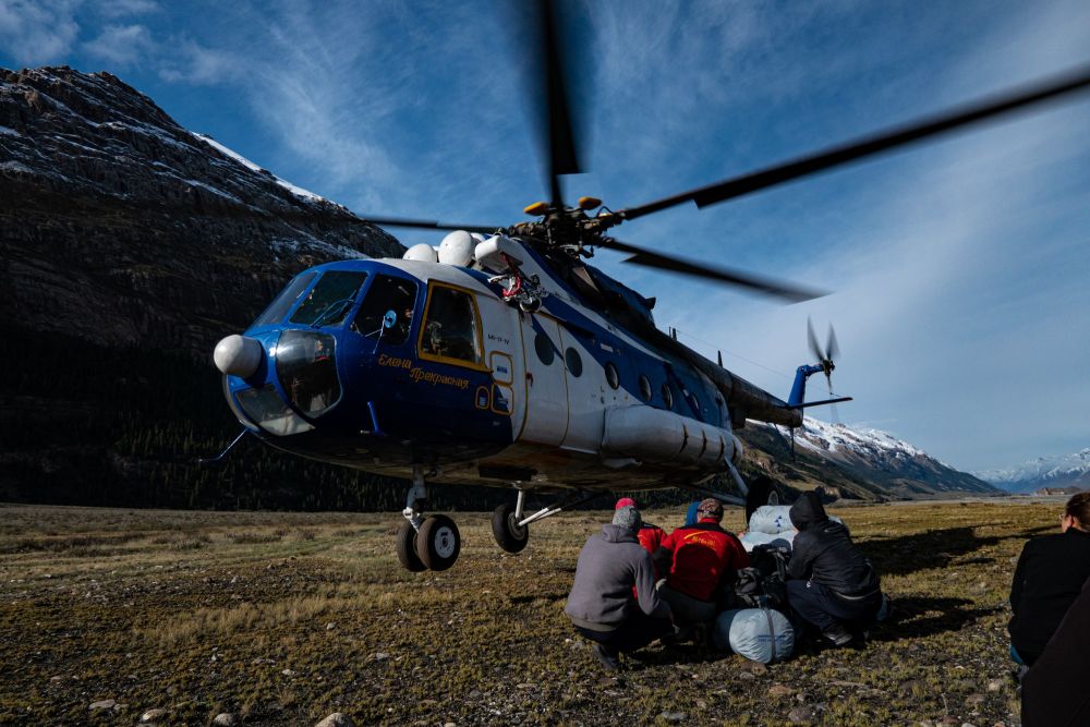 Helikopterlandung im Inyltschek Tal
