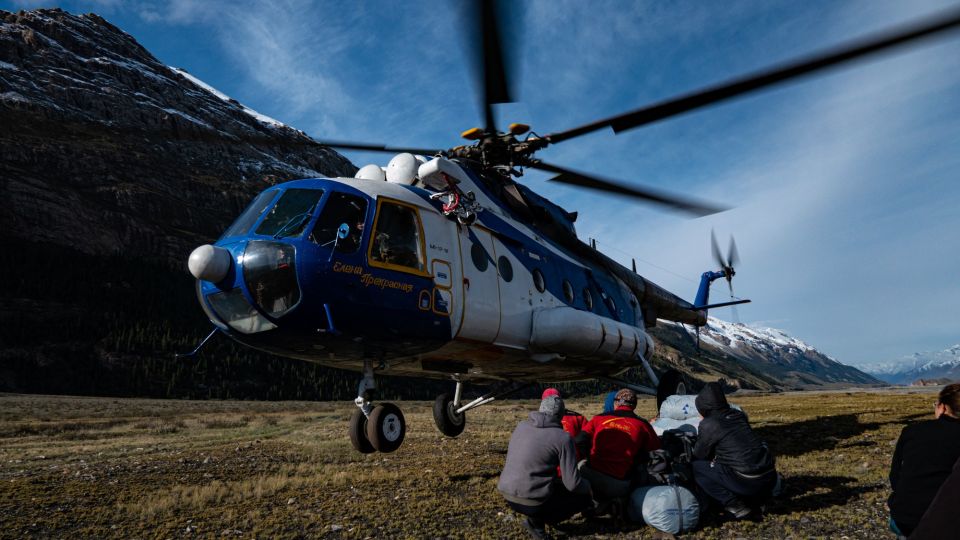 Helikopterlandung im Inyltschek Tal