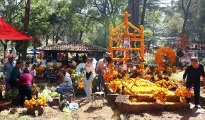 Traditioneller Grabschmuck zum Dia de los Muertos