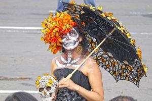 Kunstvolles und farbenfrohes Kostüm zum Dia de los Muertos