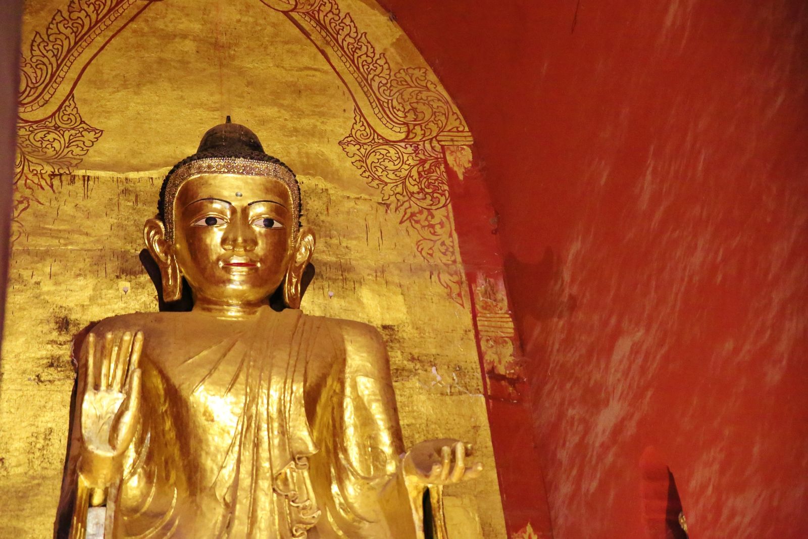Großer stehender Buddha im Ananda-Tempel in Bagan