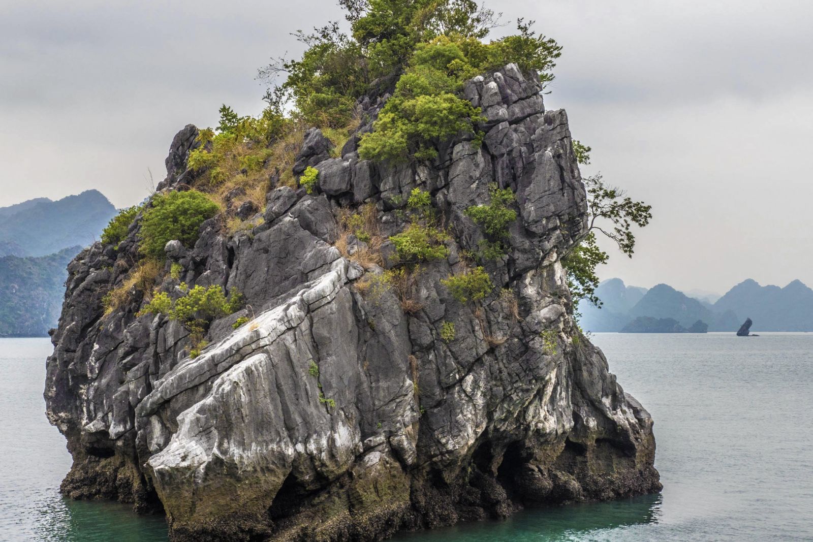 Kleiner Fels in der Halong-Bucht