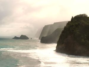 Blick vonm Polulu Valley auf eine dramatische Küste im Norden von Big Island