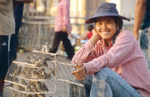 Vogelverkäuferin vor dem Königspalast in Phnom Penh