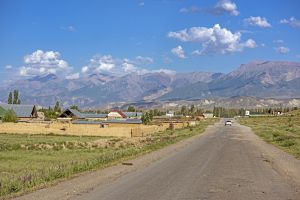 Ortsdurchfahrt im kirgisischem Hochland