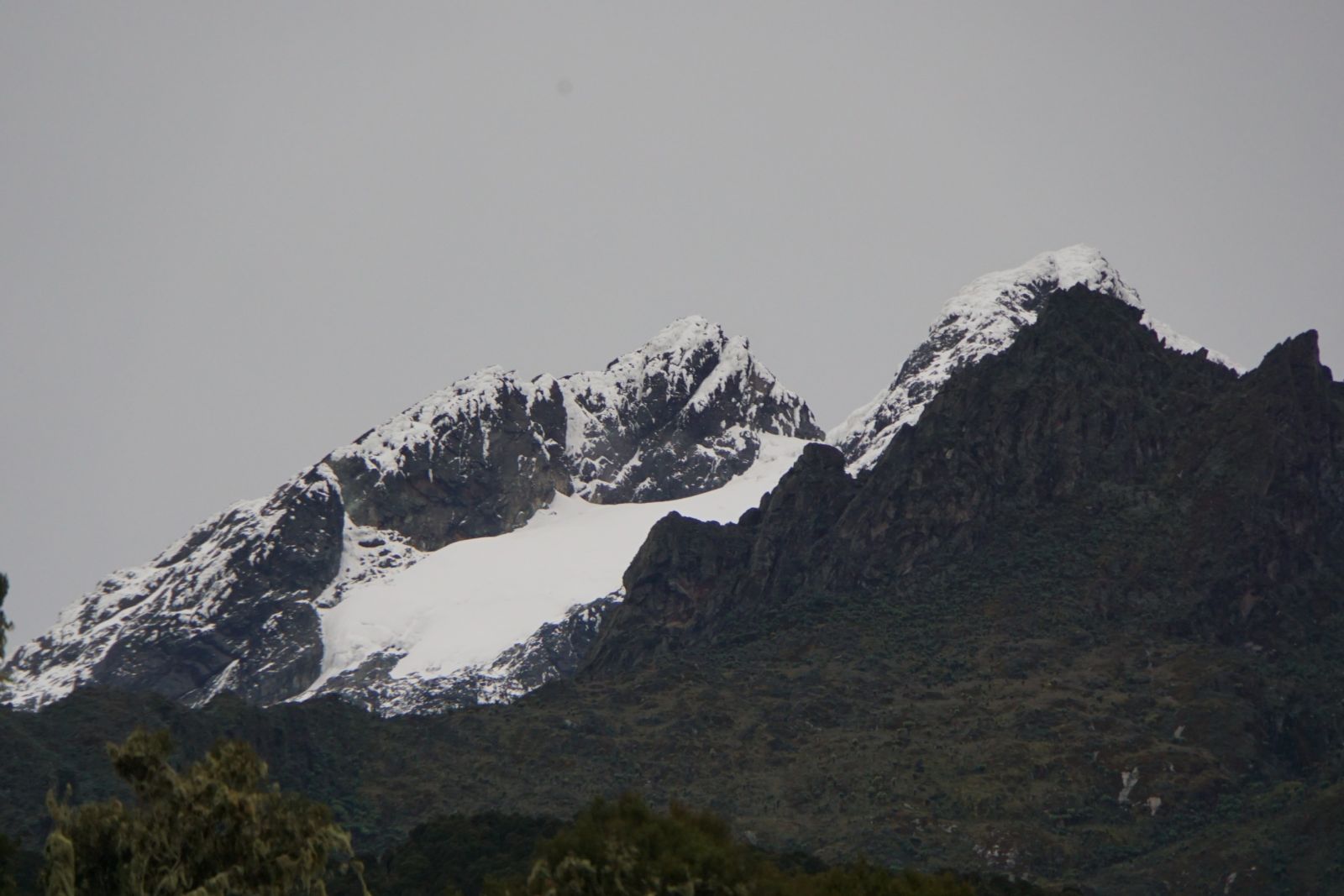 Der Blick von der John Matte Hut zum Doppelgipfel: links Alexandra Peak, rechts Margherita Peak.