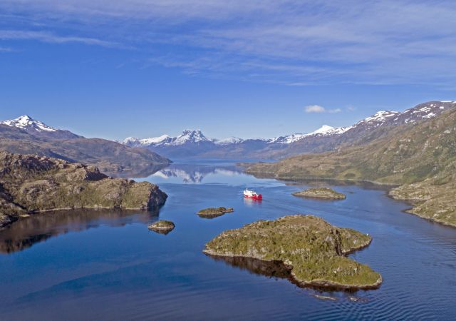 Navimag in der patagonischen Fjordlandschaft