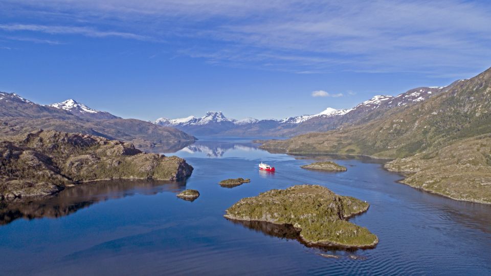 Navimag in der patagonischen Fjordlandschaft
