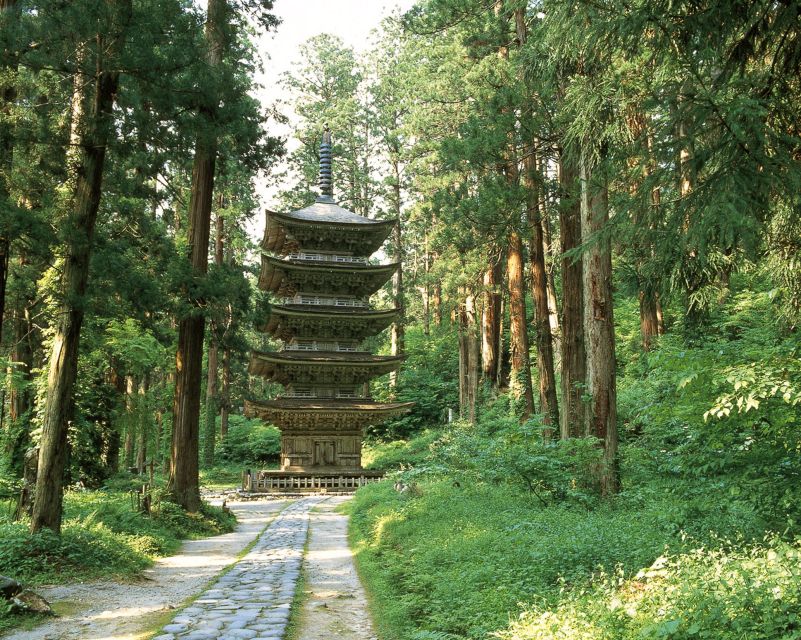 Ein Nationalschatz Japans: die fünfstöckige Pagode am Berg Haguro