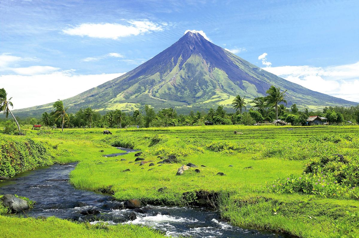 Der 2462 Meter hohe Vulkan Mayon, etwa 330 Kilometer östlich der Hauptstadt Manila am südöstlichen Ende der Hauptinsel Luzón.