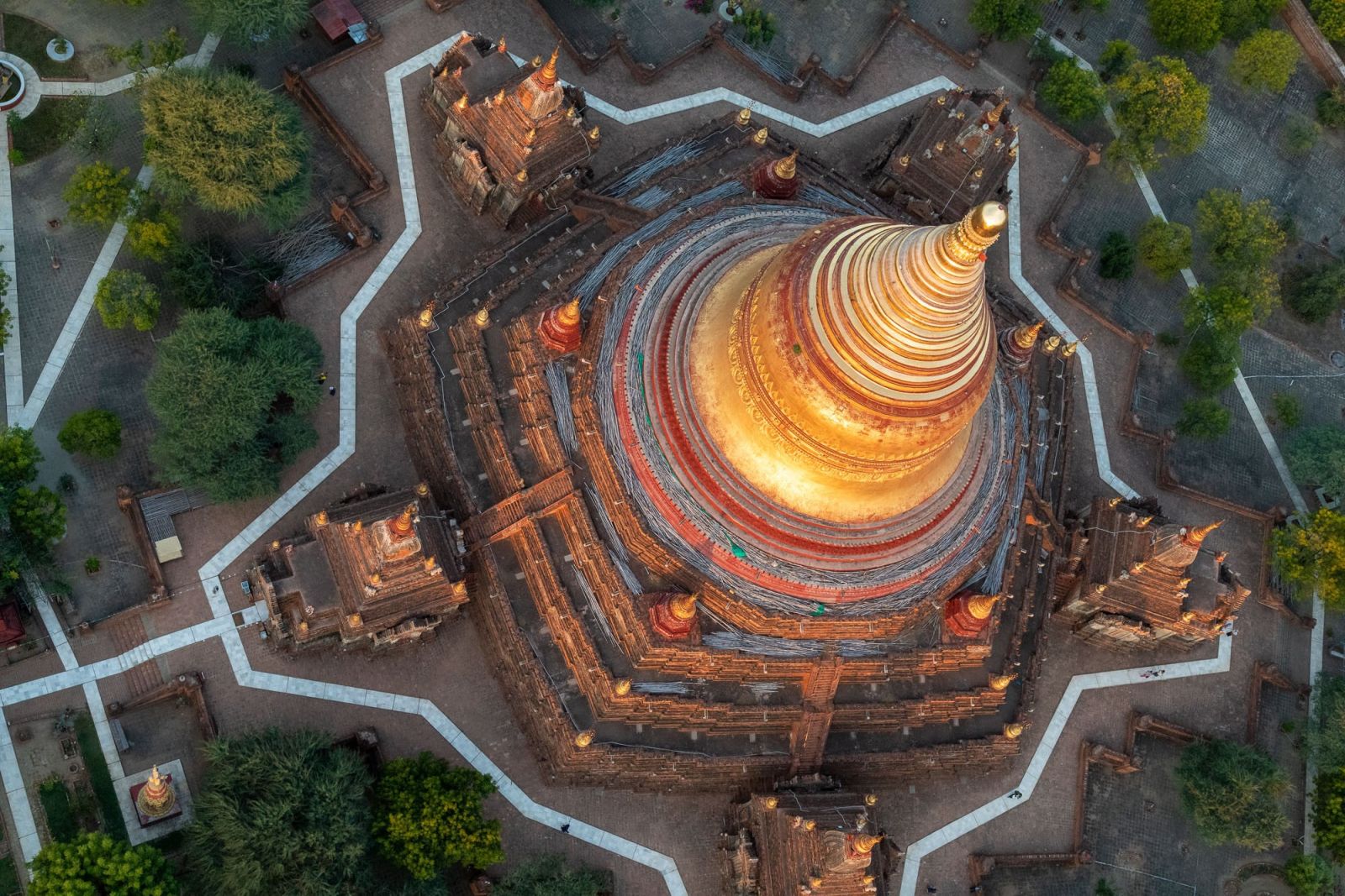 Magisch – Blick auf eine Pagode in Bagan vom Ballon aus