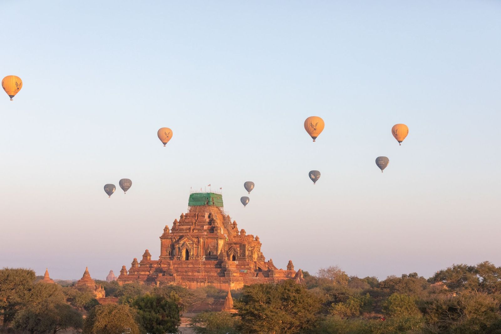 Ballone über Bagan