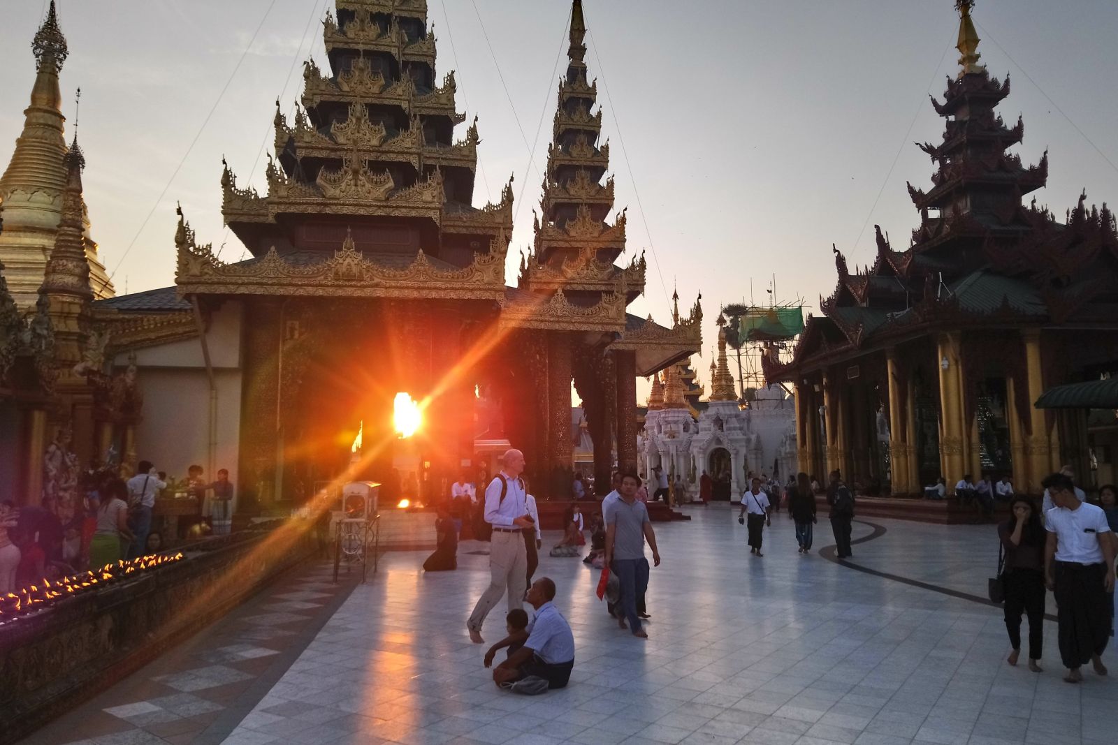 Sonnenuntergang an der goldenen Shwedagon-Pagode