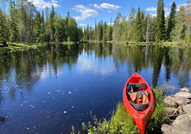Mit einem Kayak in Finnland