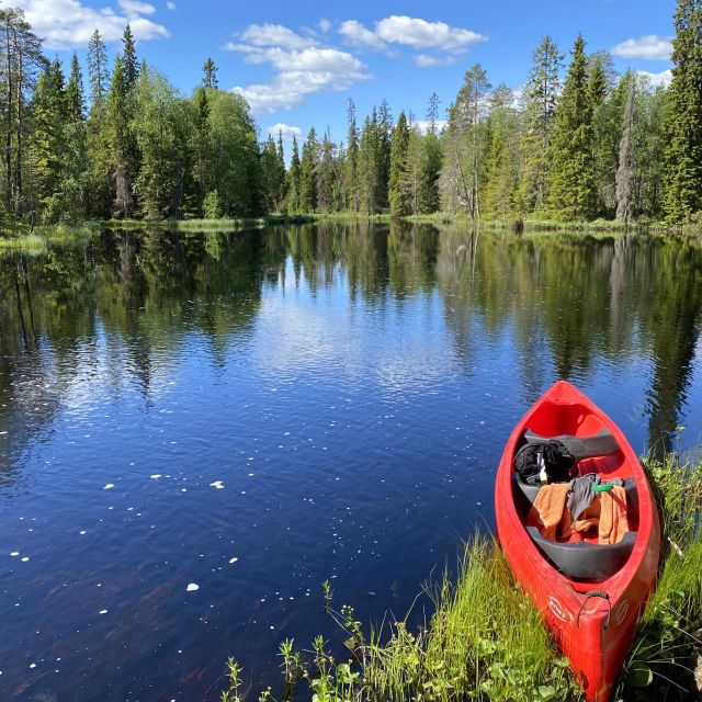 Mit einem Kayak in Finnland