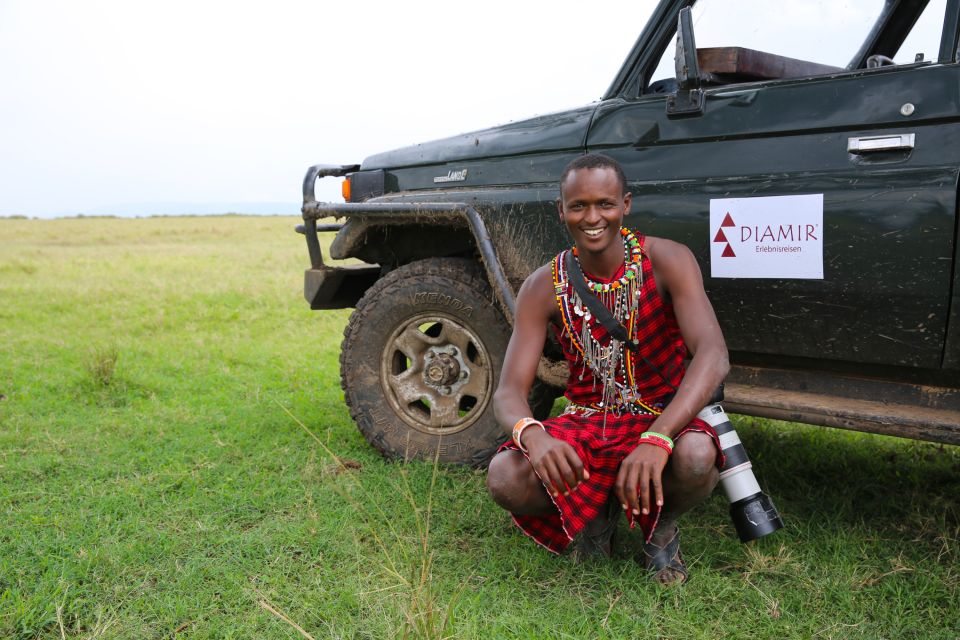 Ein Massai-Safariguide vor seinem Auto