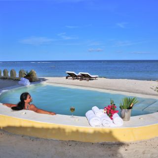 Pool mit Meerblick in der Coconut Beach Lodge
