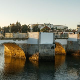 Alte Brücke im Zentrum von Tavira, östliche Algarve