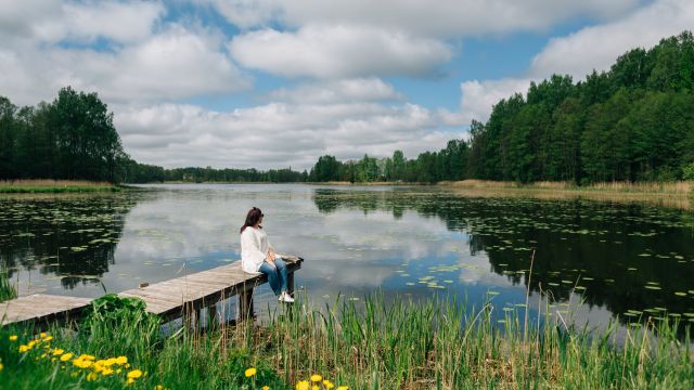 Erholung an einem See in der Region Latgale