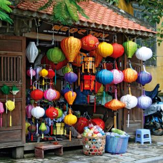 Traditionell handgefertigte farbenfrohe Lampen in Hoi An