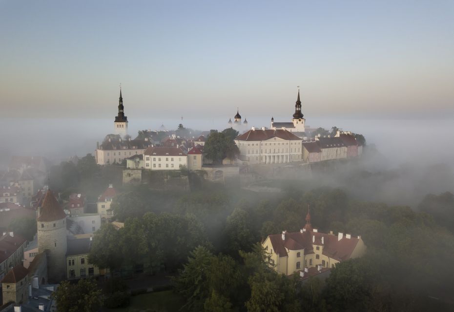 Bick über Tallinn im Morgennebel
