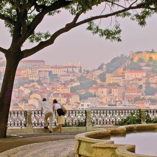 Blick vom Bairro Alto auf Lissabon