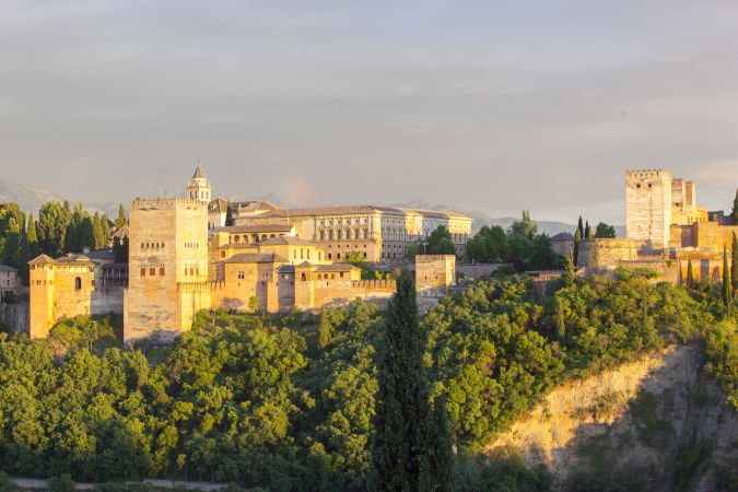 Blick vom Mirador San Nicolas im Albaicin auf die Alhambra, Granada © Diamir