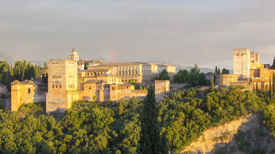 Blick vom Mirador San Nicolas im Albaicin auf die Alhambra, Granada