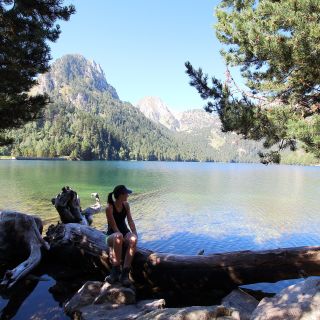Zwei Wanderinnen machen am Sant Maurici-See Pause, Aiguestortes-Nationalpark, Pyrenäen, Katalonien