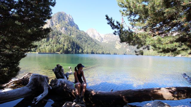 Zwei Wanderinnen machen am Sant Maurici-See Pause, Aiguestortes-Nationalpark, Pyrenäen, Katalonien