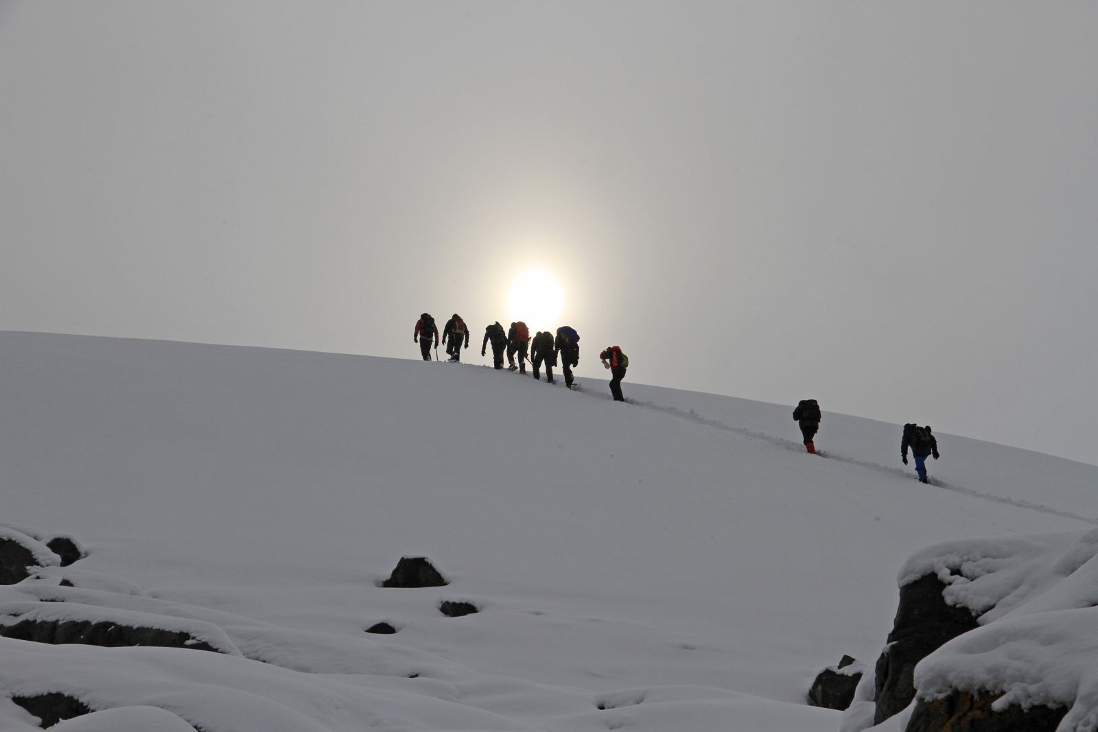 Wanderer auf dem Weg zu kleineren Gipfeln
