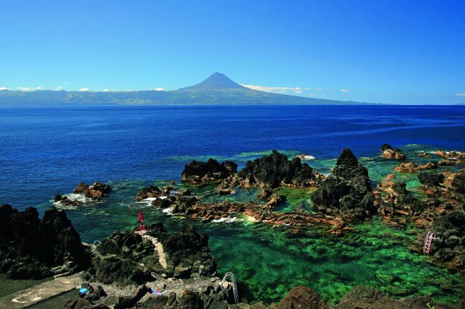 Natürliche Schwimmbecken von Preguiça, Insel São Jorge – im Hintergrund der Vulkan von Pico © Diamir
