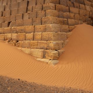 Pyramide in Meroë im Sand