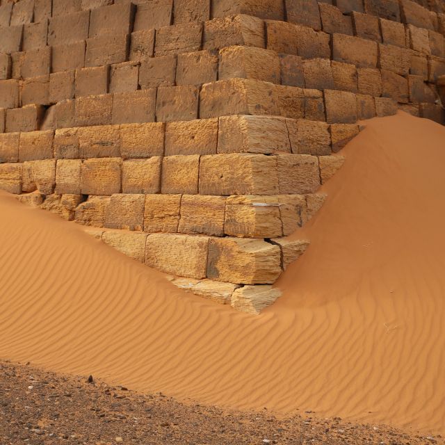 Pyramide in Meroë im Sand