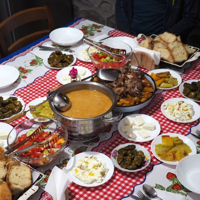 Reich gedeckter Tisch in einem Gästehaus in Montenegro