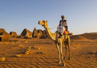 Sudanese auf Kamel in Meroë