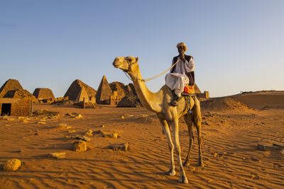 Sudanese auf seinem Kamel