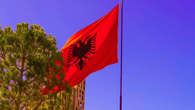 Albanische Flagge in Tirana