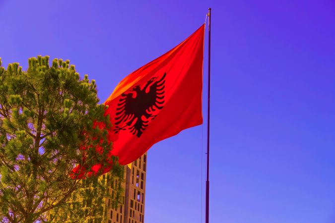 Albanische Flagge in Tirana © Diamir