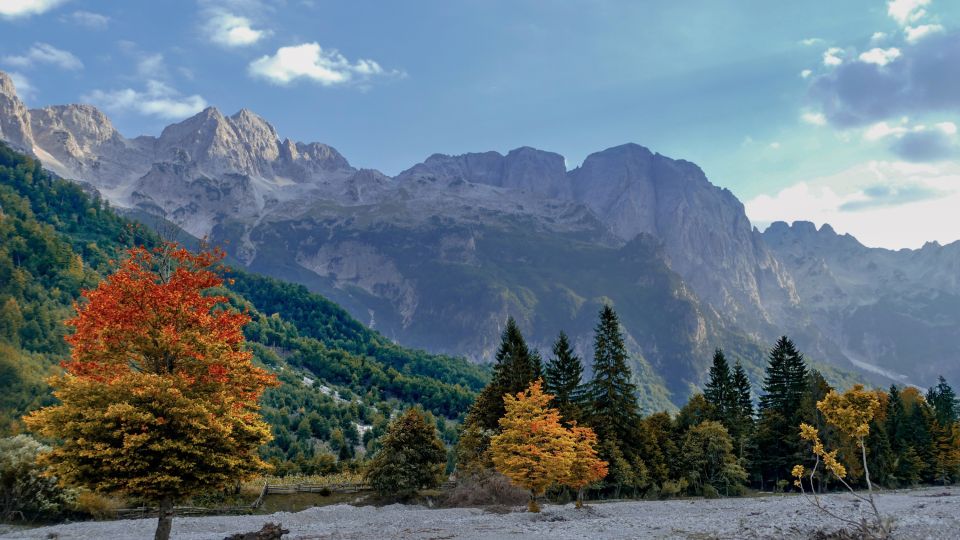 Herbstlaubfärbung in den Bergen von Albanien