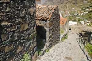 Auf dem Weg durch ein Dorf im Valle Gran Rey