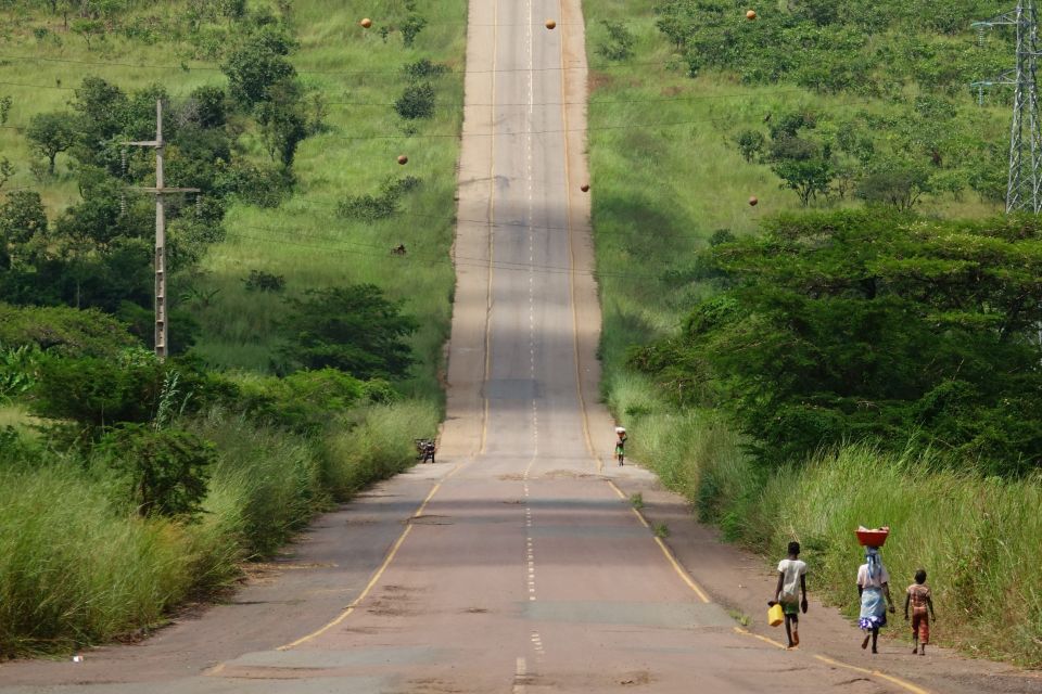 Straße bei Pungo Andongo, Angola