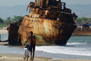 Junge vor Schiffswrack, Angola
