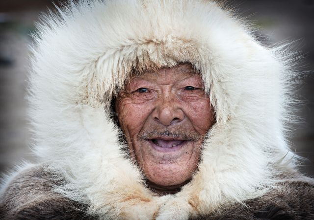 Portrait eines Inuit in traditioneller Kleidung