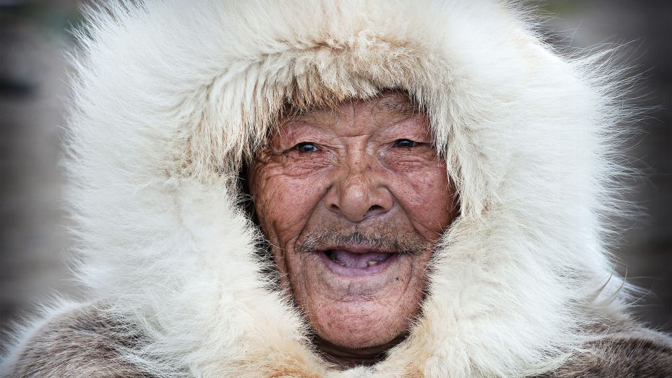 Portrait eines Inuit in traditioneller Kleidung