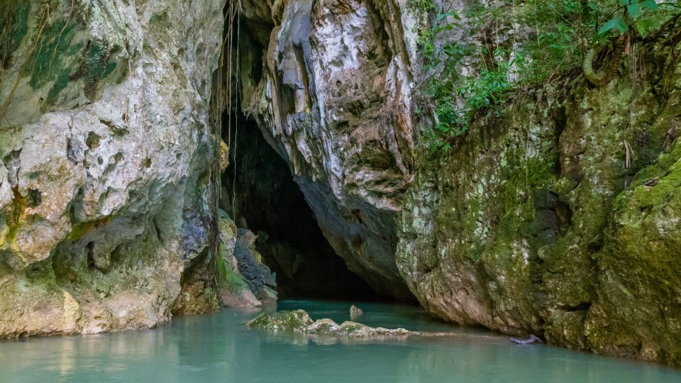 Der Eingang zur Barton-Creek-Höhle in Belize