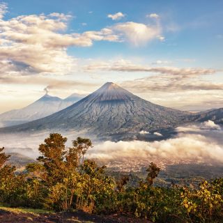 Der Aufstieg lohnt: Ausblick vom Vulkan Pacaya in Guatemala auf die umliegende Vulkan-Kette