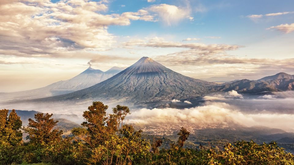 Der Aufstieg lohnt: Ausblick vom Vulkan Pacaya in Guatemala auf die umliegende Vulkan-Kette