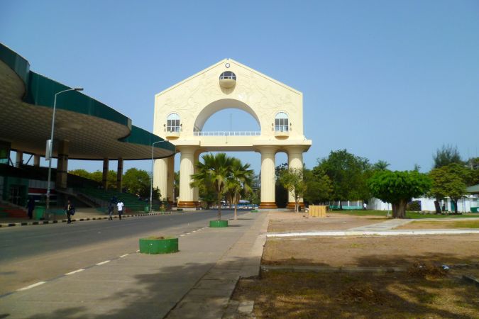 Triumphbogen „Arch 22“ in Banjul © Diamir