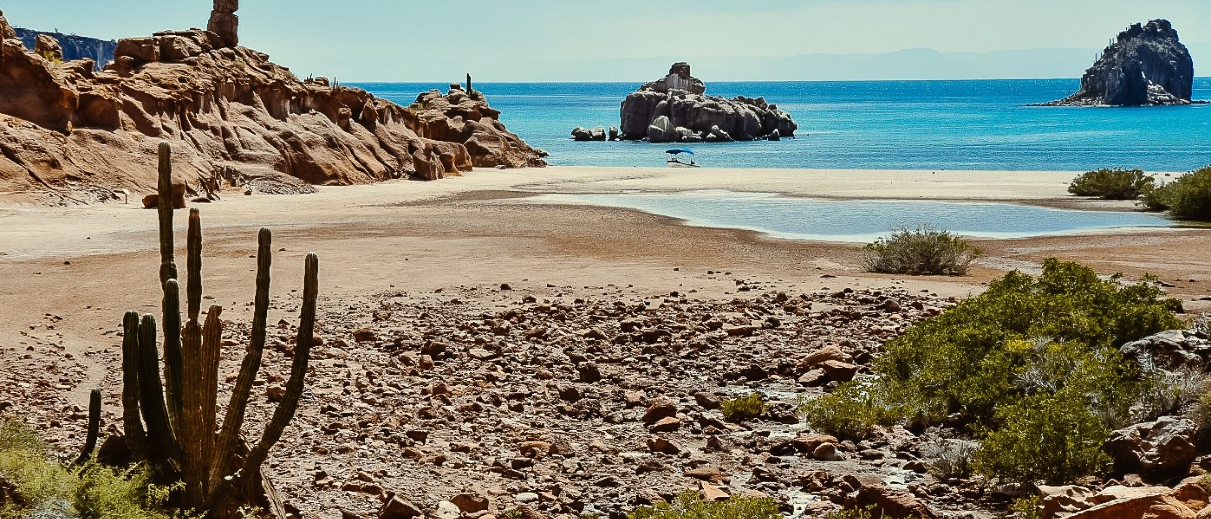 Typische Landschaft auf der Insel Espiritu Santo vor der Baja California: Geröll- und Steinwüste und türkisfarbenes Meer